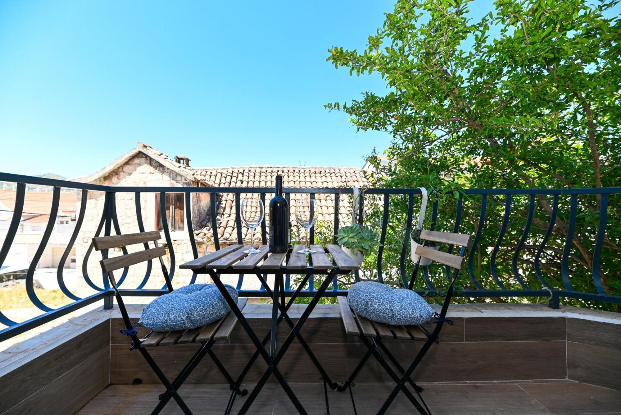 Downtown Apartments Maar Trogir Bagian luar foto